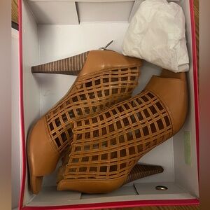 Vince Camuto VC atina 7.5 size open toe bootie heels in warm brick baby sheep